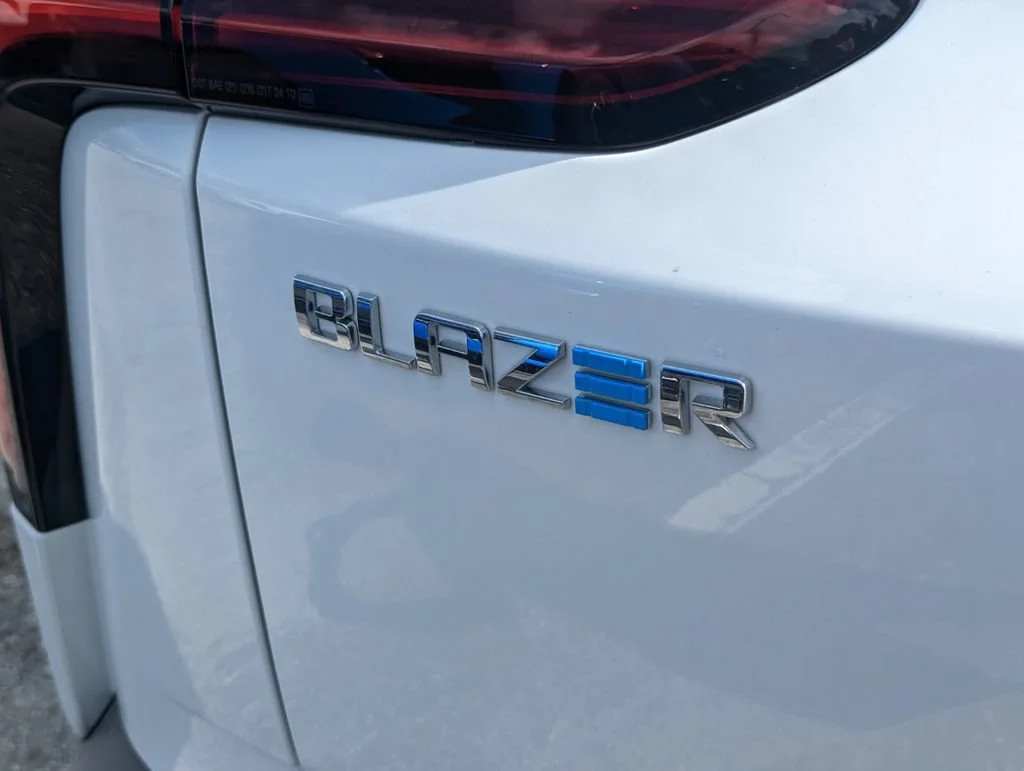 New 2025 Summit White Chevrolet LT image 13