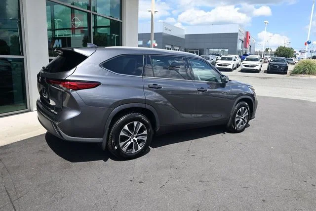 Used 2022 Gray Toyota XLE image 9