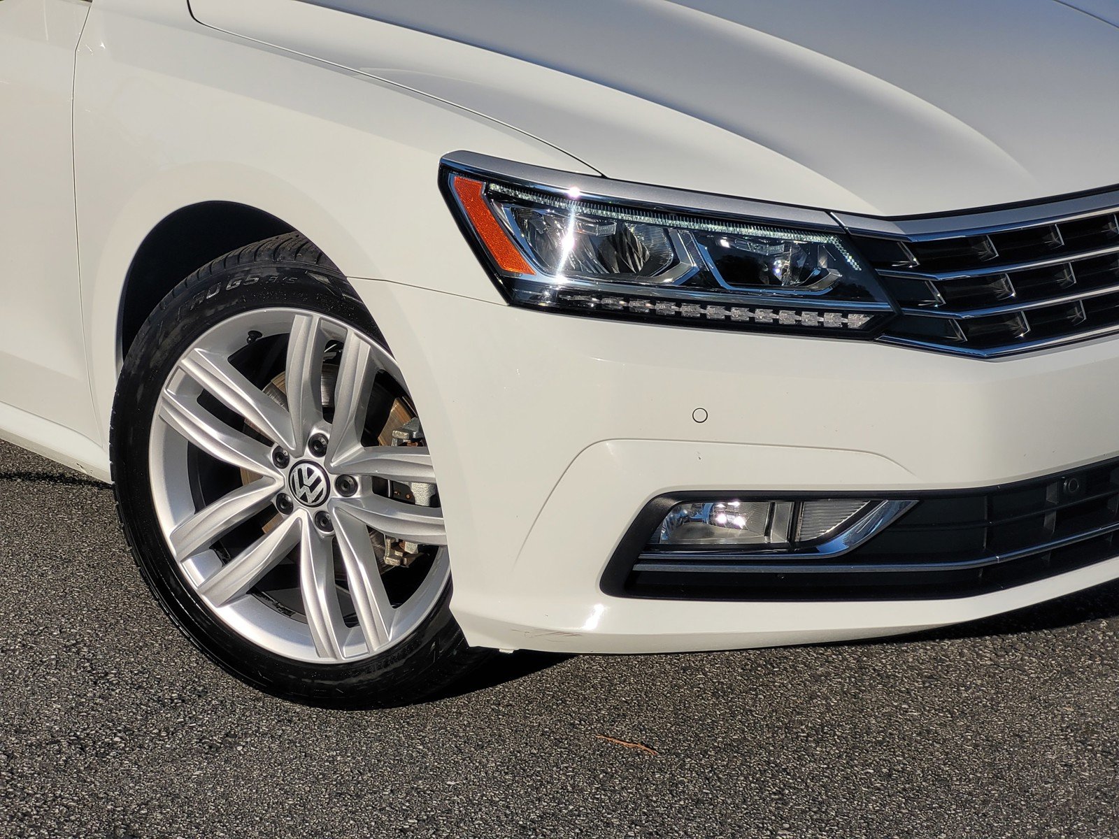 Used 2018 White Volkswagen 2.0T SE w/Technology image 5