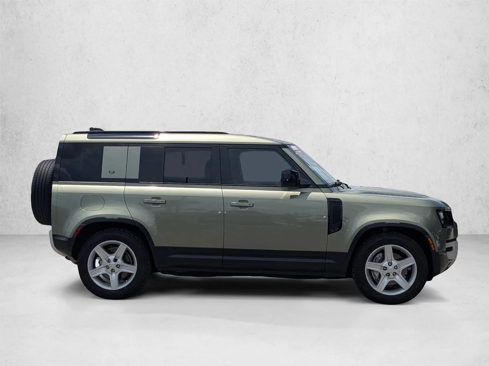 Used 2020 Pangea Green Metallic Land Rover SE image 4