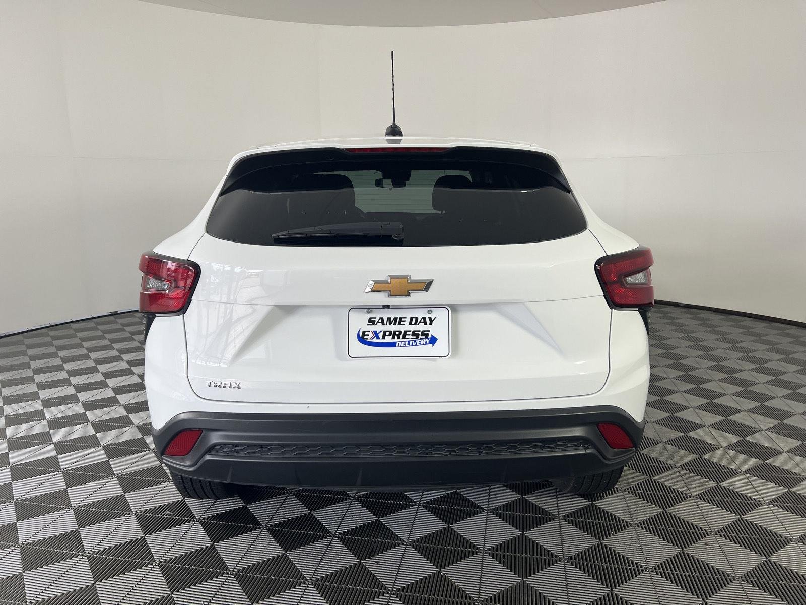 Used 2025 Summit White Chevrolet LS image 22
