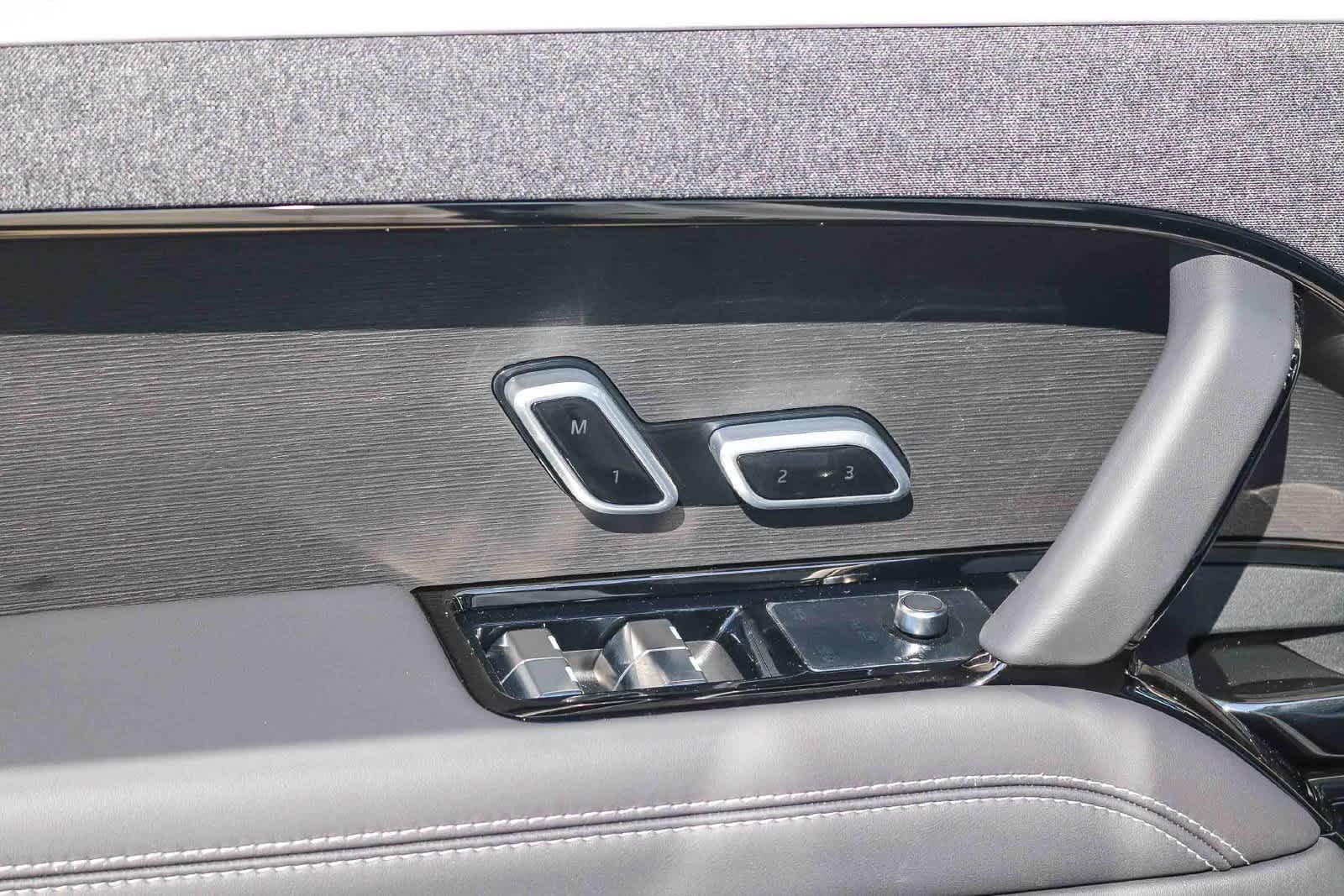 New 2027 Fuji White Land Rover Battersea Edition image 22