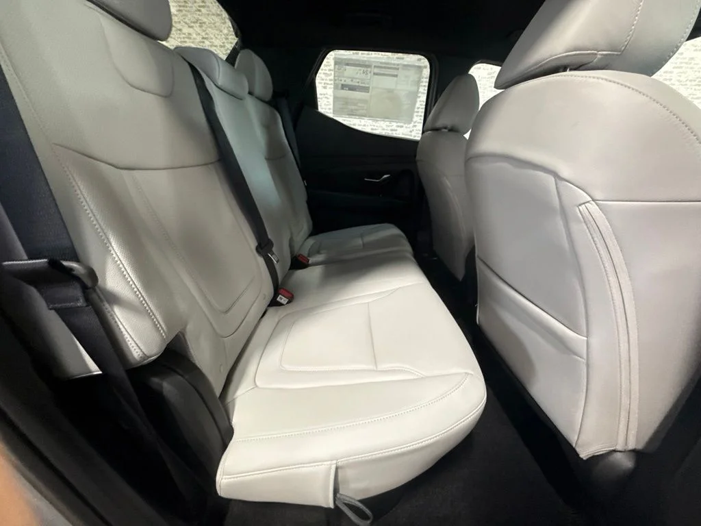New 2027 Hampton Gray Hyundai SE image 12