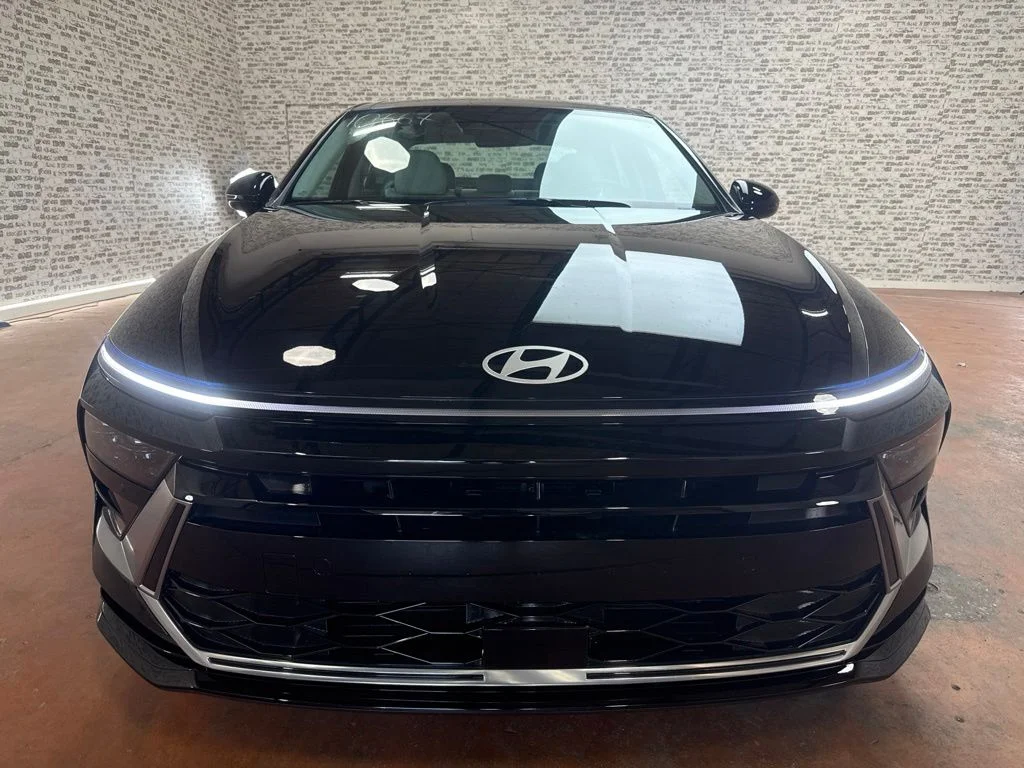 New 2026 Abyss Black Hyundai SEL image 2
