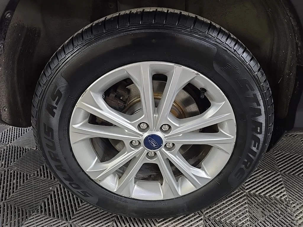 Used 2019 Black Metallic Ford SE image 17