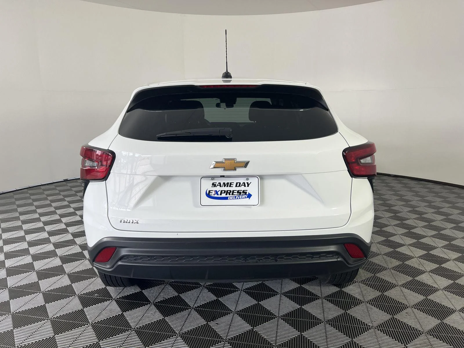 Used 2025 Summit White Chevrolet LS image 22