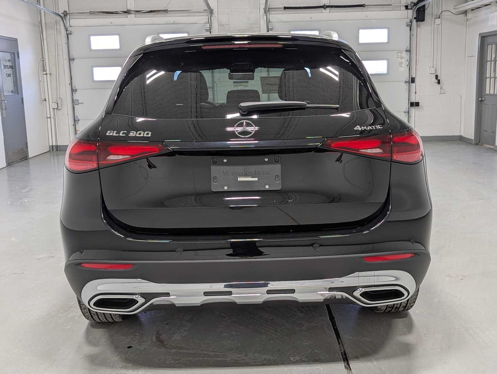 Used 2026 Obsidian Black Metallic Mercedes-Benz GLC 300 image 8