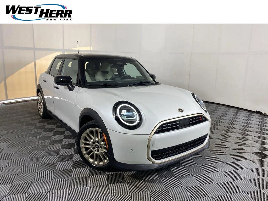 Used 2025 White Metallic MINI Signature Plus image 1