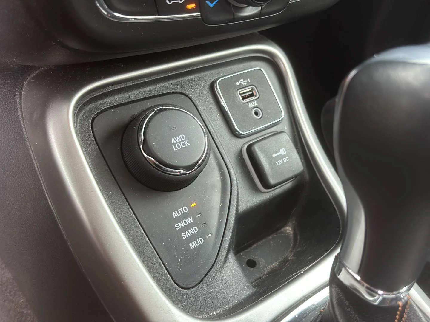 Used 2021 Diamond Black Crystal Pearlcoat Jeep Latitude image 13