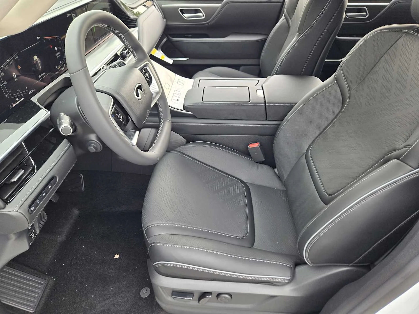 New 2026 RADIANT WHITE INFINITI Luxe 2WD image 8