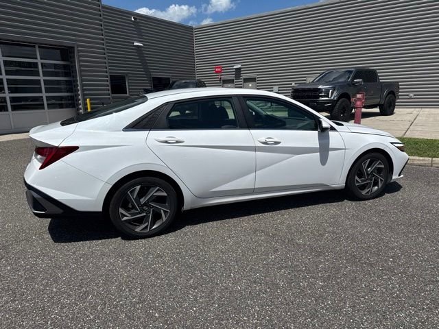 Certified Used 2025 White Hyundai SEL Convenience image 5