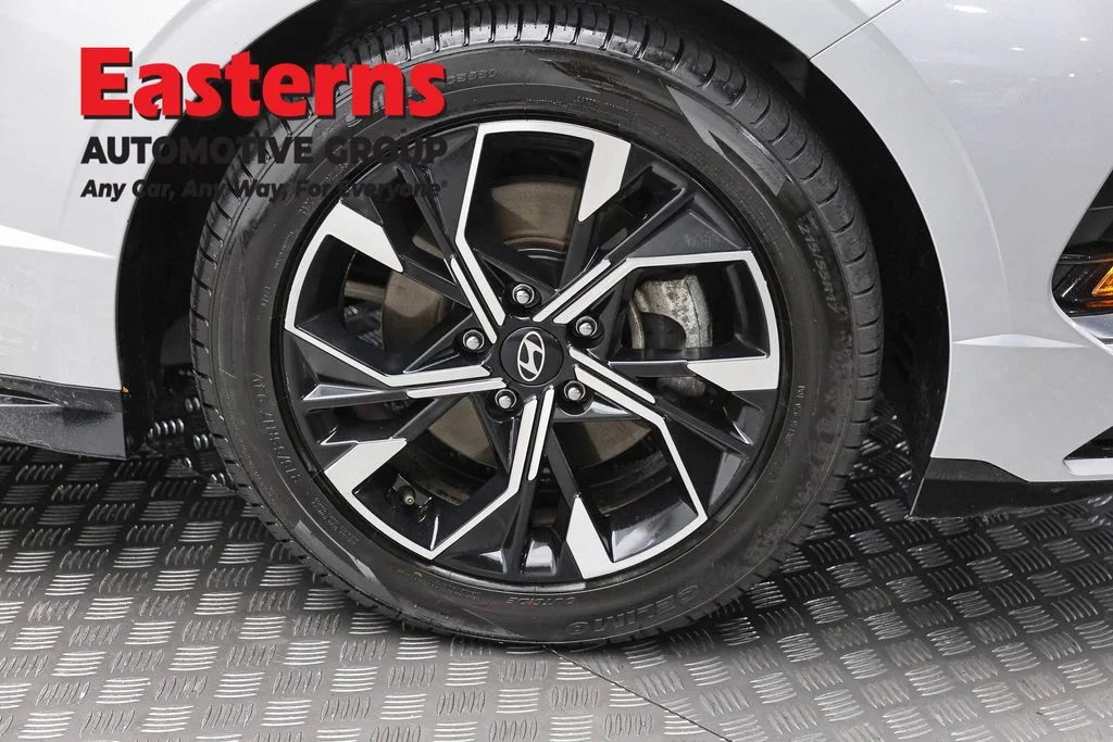Used 2025 Silver Hyundai SEL image 32