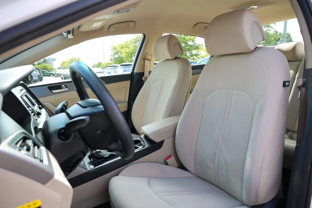 Used 2015 White Hyundai SE image 31