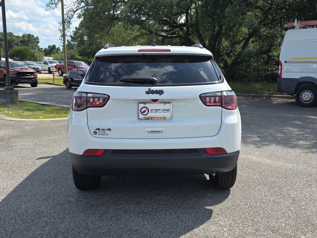 New 2026 Bright White Clear-Coat Exterior Paint Jeep Latitude image 5