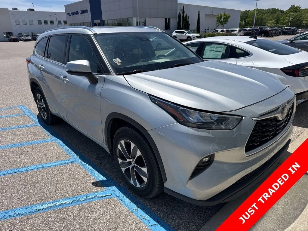 Used 2020 Silver Toyota XLE image 3