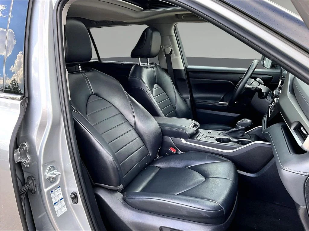 Used 2022 Silver Toyota XLE image 34