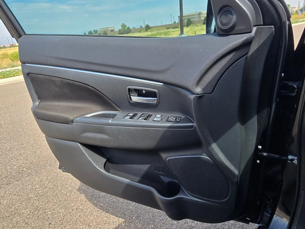 Used 2021 Labrador Black Metallic Mitsubishi LE image 16
