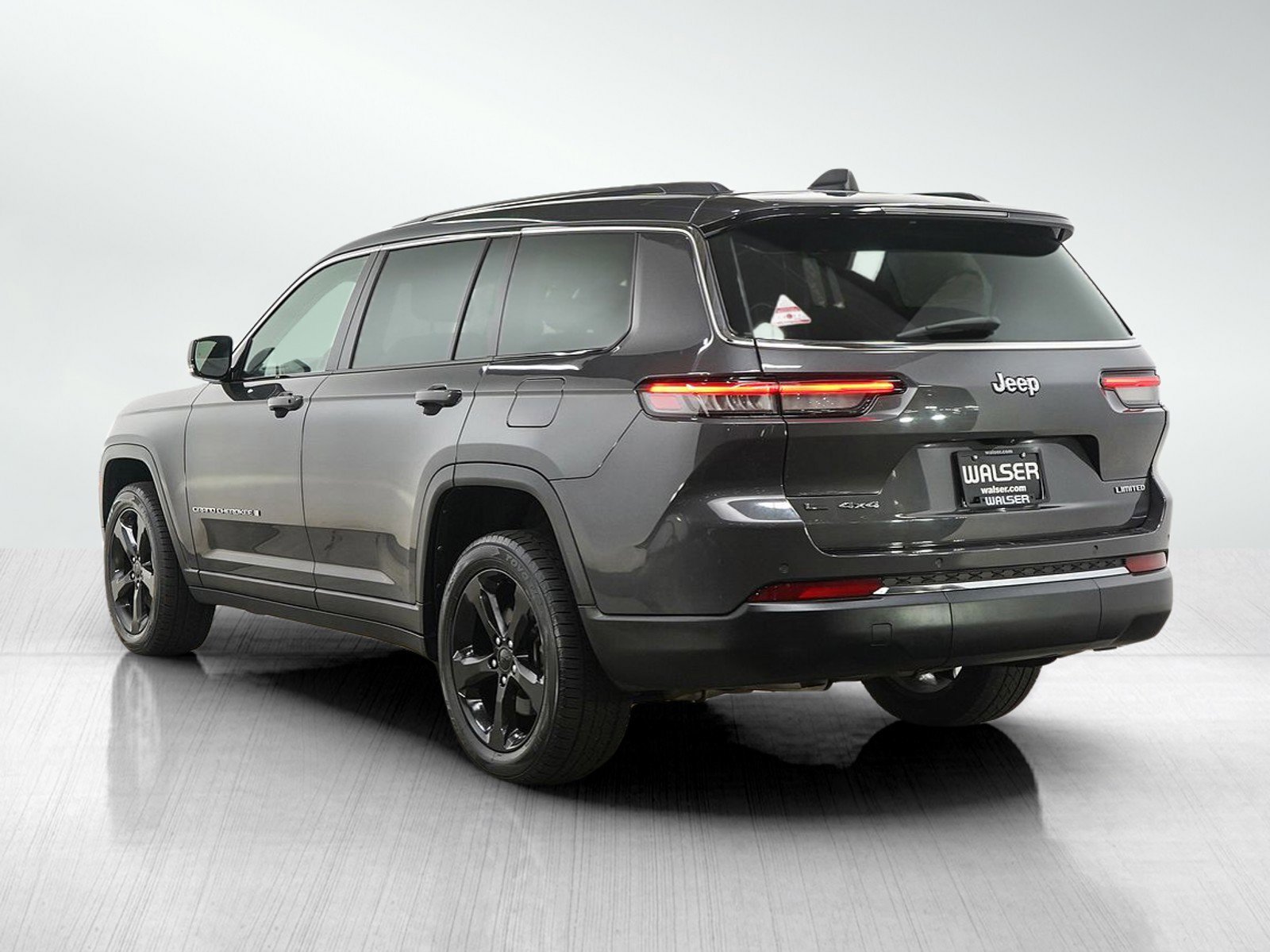 Used 2022  Jeep Limited image 3