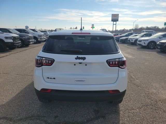 New 2026 Bright White Clearcoat Jeep Latitude image 20