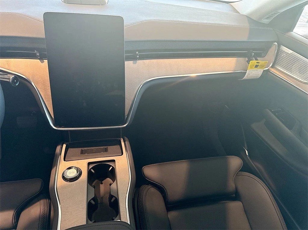 2025 Volvo EX90 Ultra - Photo 28