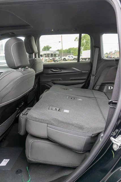 New 2026 Diamond Black Crystal Pearl-Coat Exterior Paint Jeep Laredo X image 10
