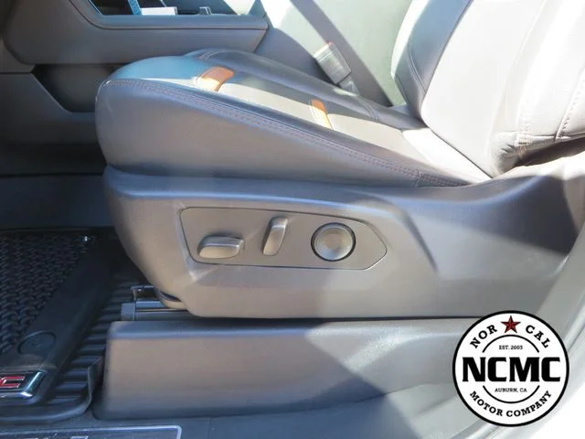 Used 2025 White GMC AT4 image 28