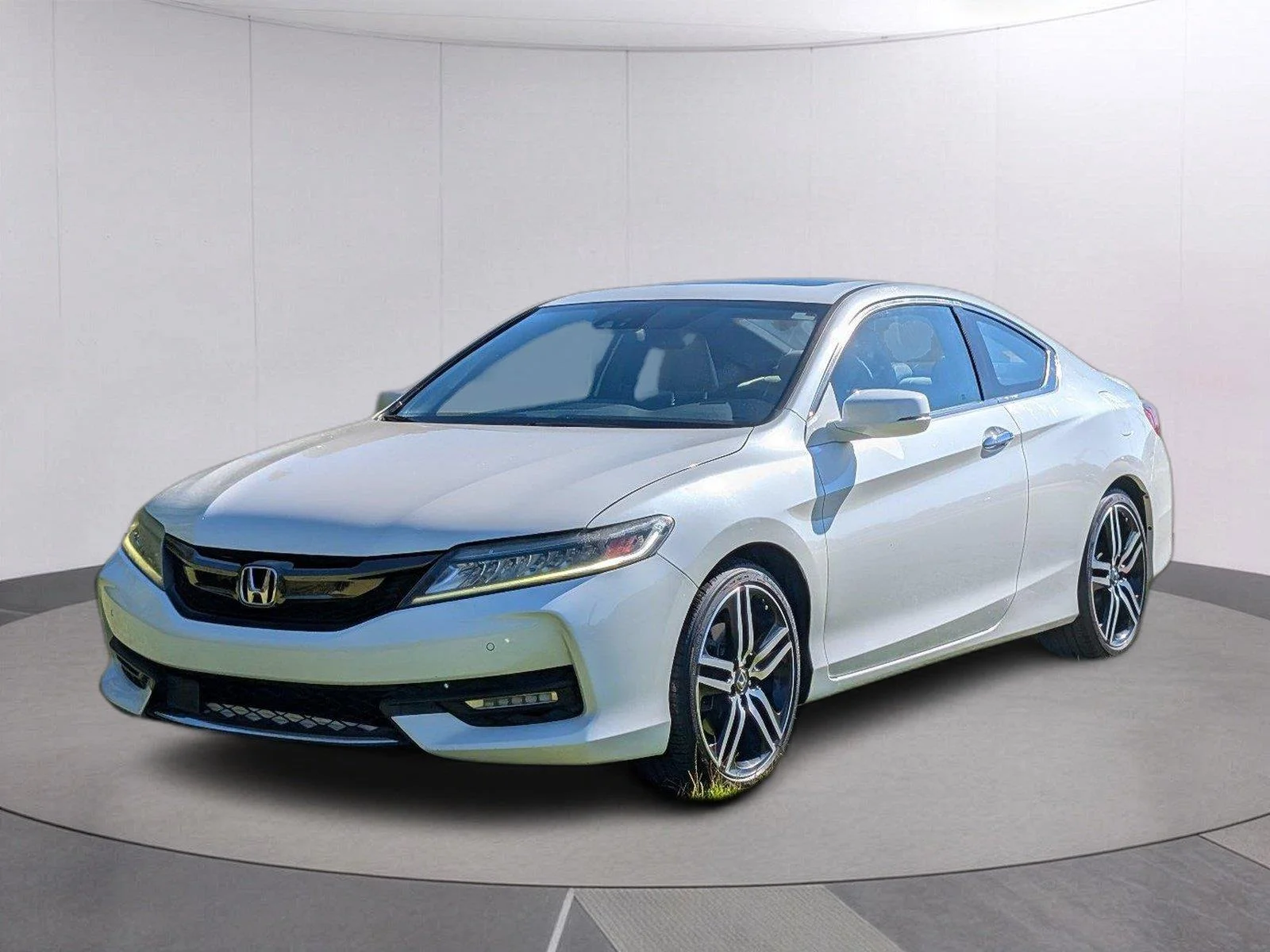 Used 2017  Honda Touring image 1