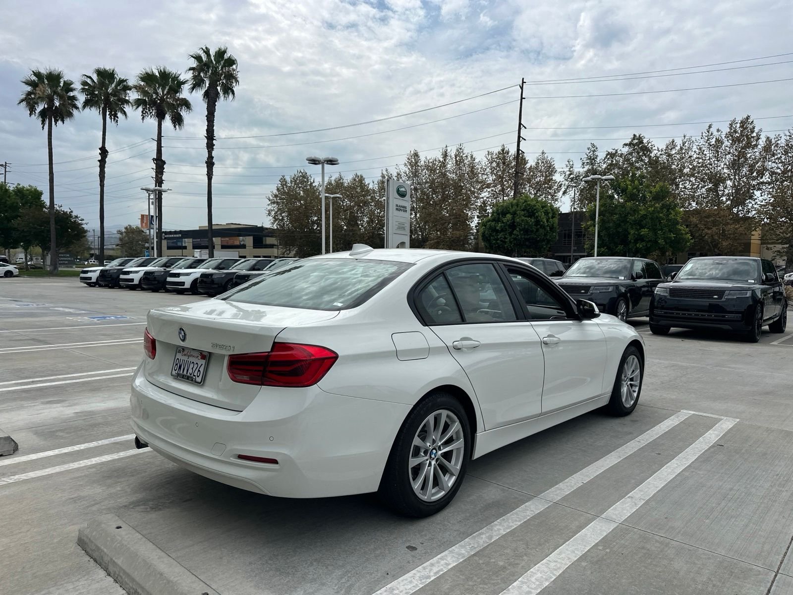 Used 2018 Alpine White BMW 320i image 3