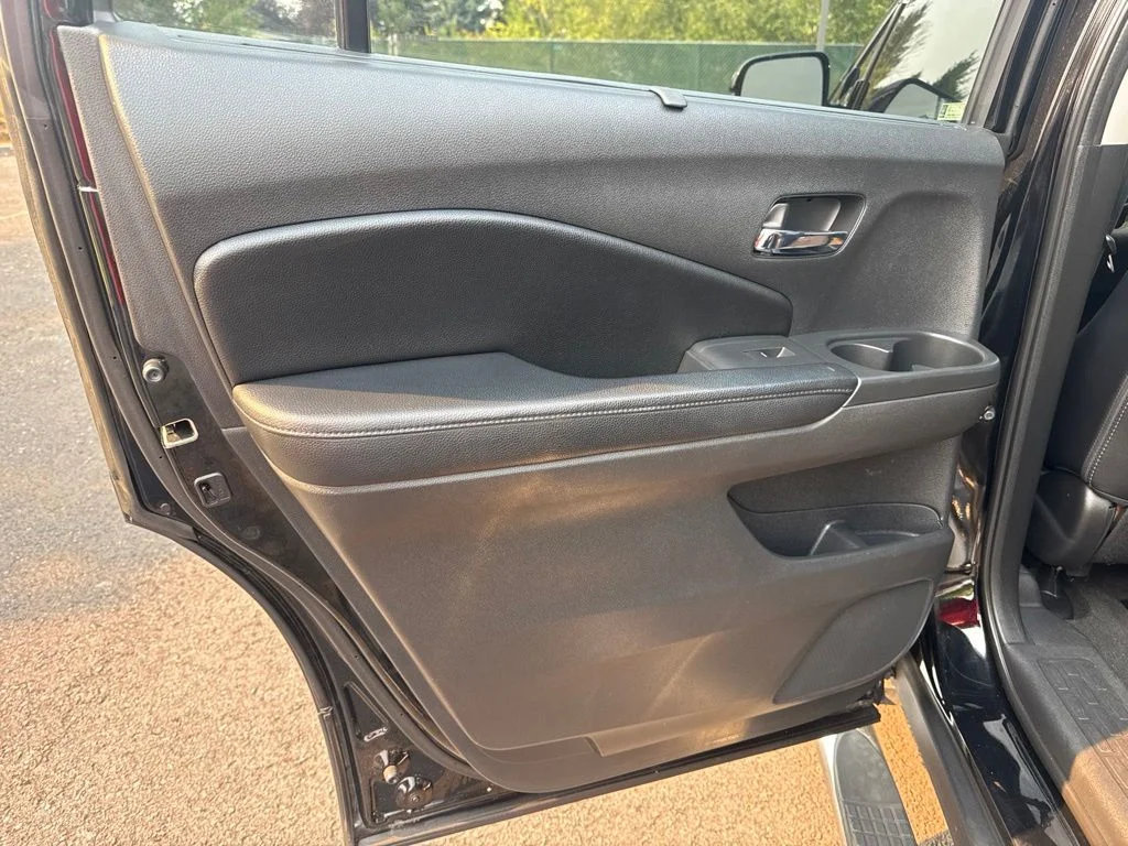 Used 2017 Crystal Black Pearl Honda Touring image 22
