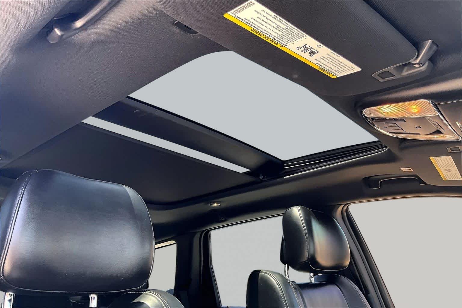 Used 2017 Diamond Black Crystal Pearlcoat Jeep Limited image 13