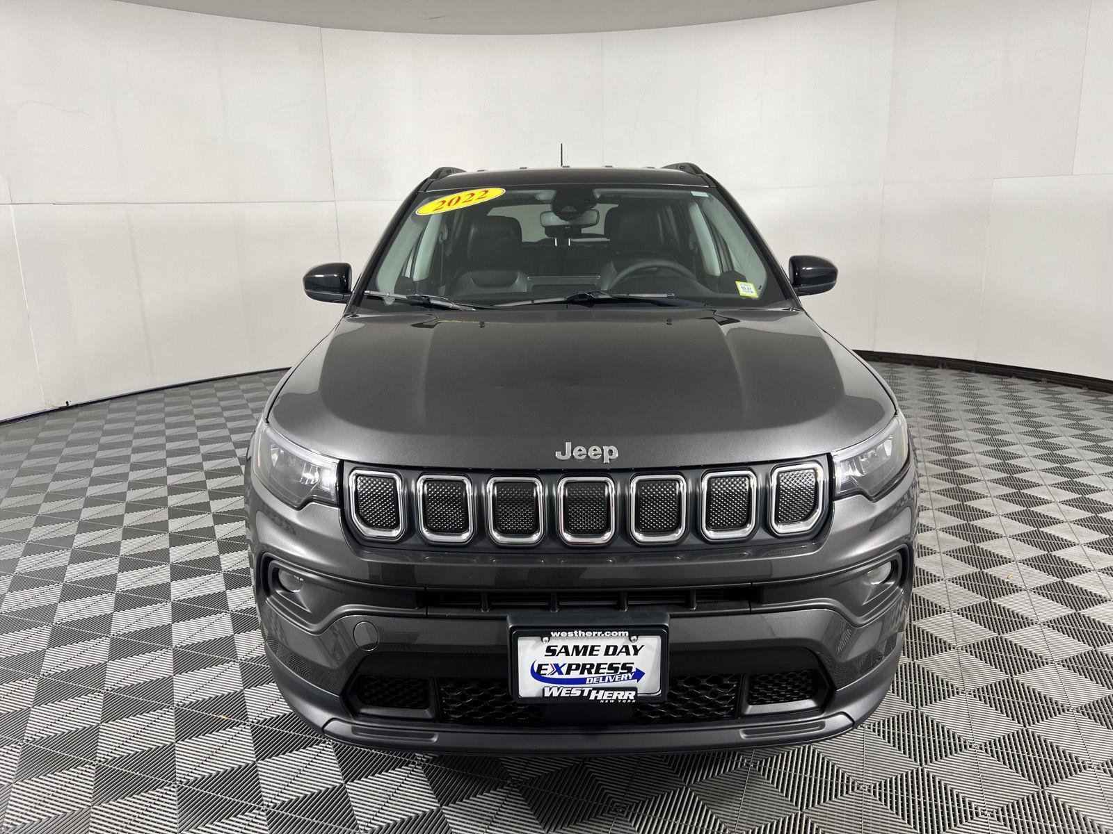 Used 2022 Granite Crystal Metallic Clearcoat Jeep Latitude image 12