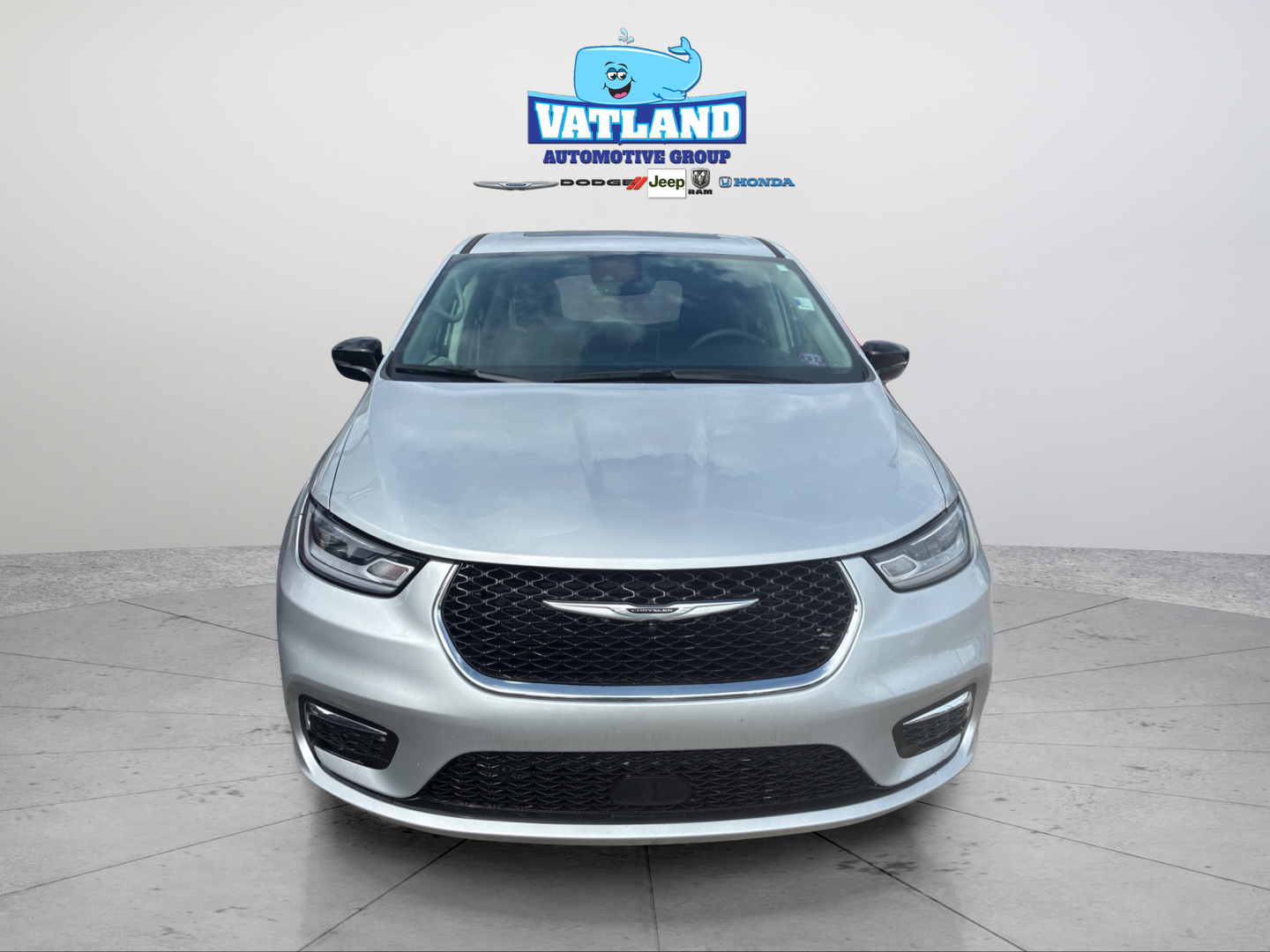 Used 2024 Silver Chrysler Limited image 22