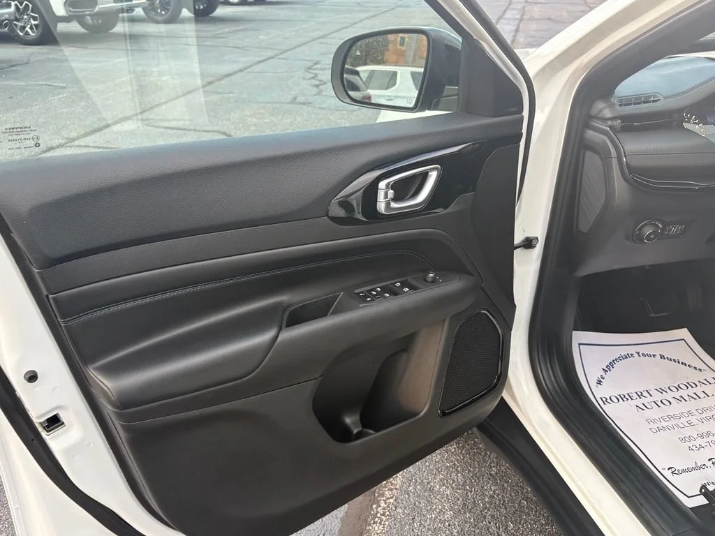 Used 2025 White Jeep Latitude image 11