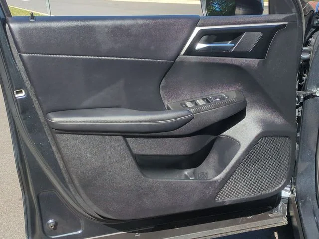 Used 2024  Mitsubishi SE Black Edition image 30
