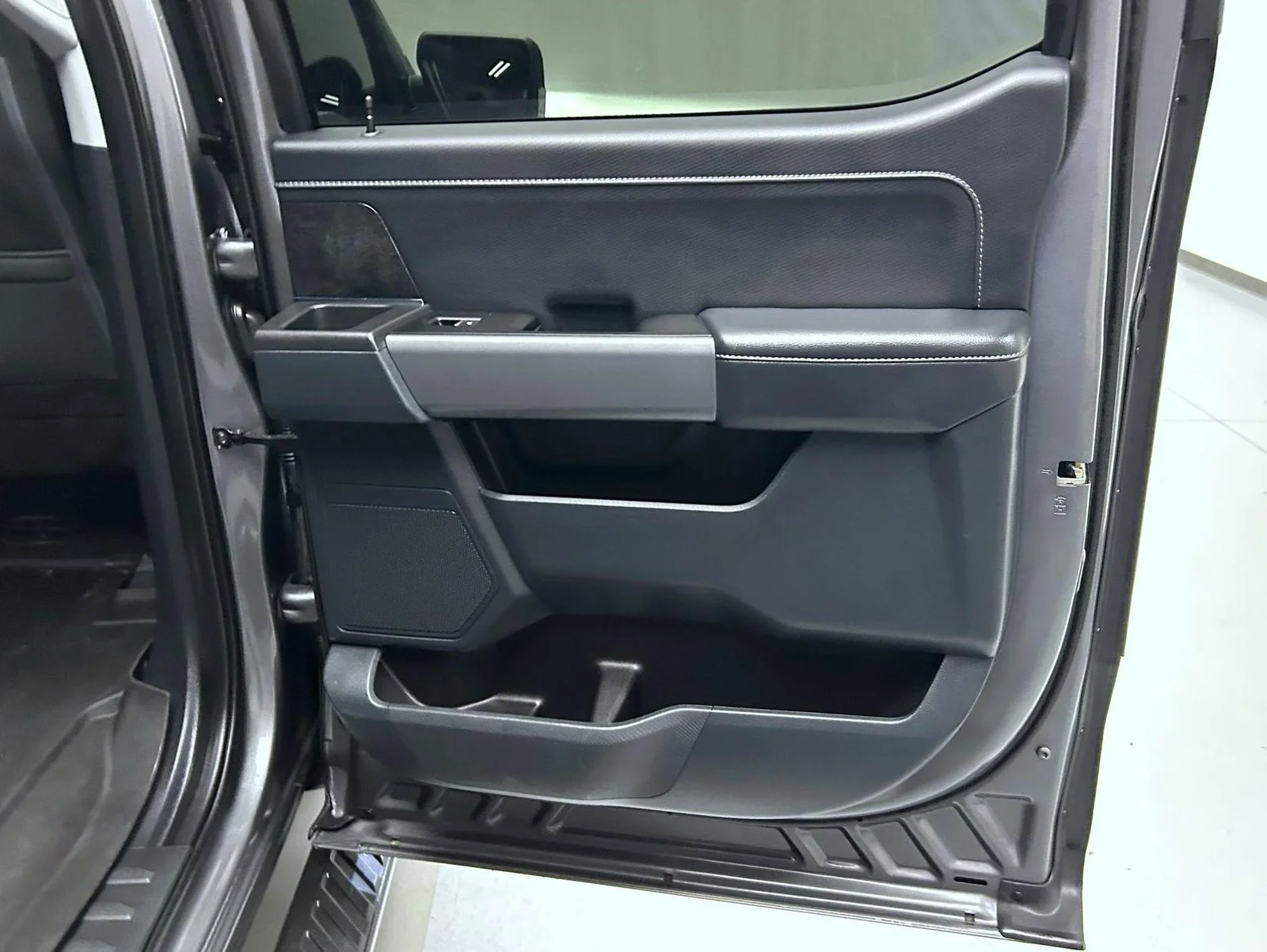 Used 2023 Blue Ford XLT image 17