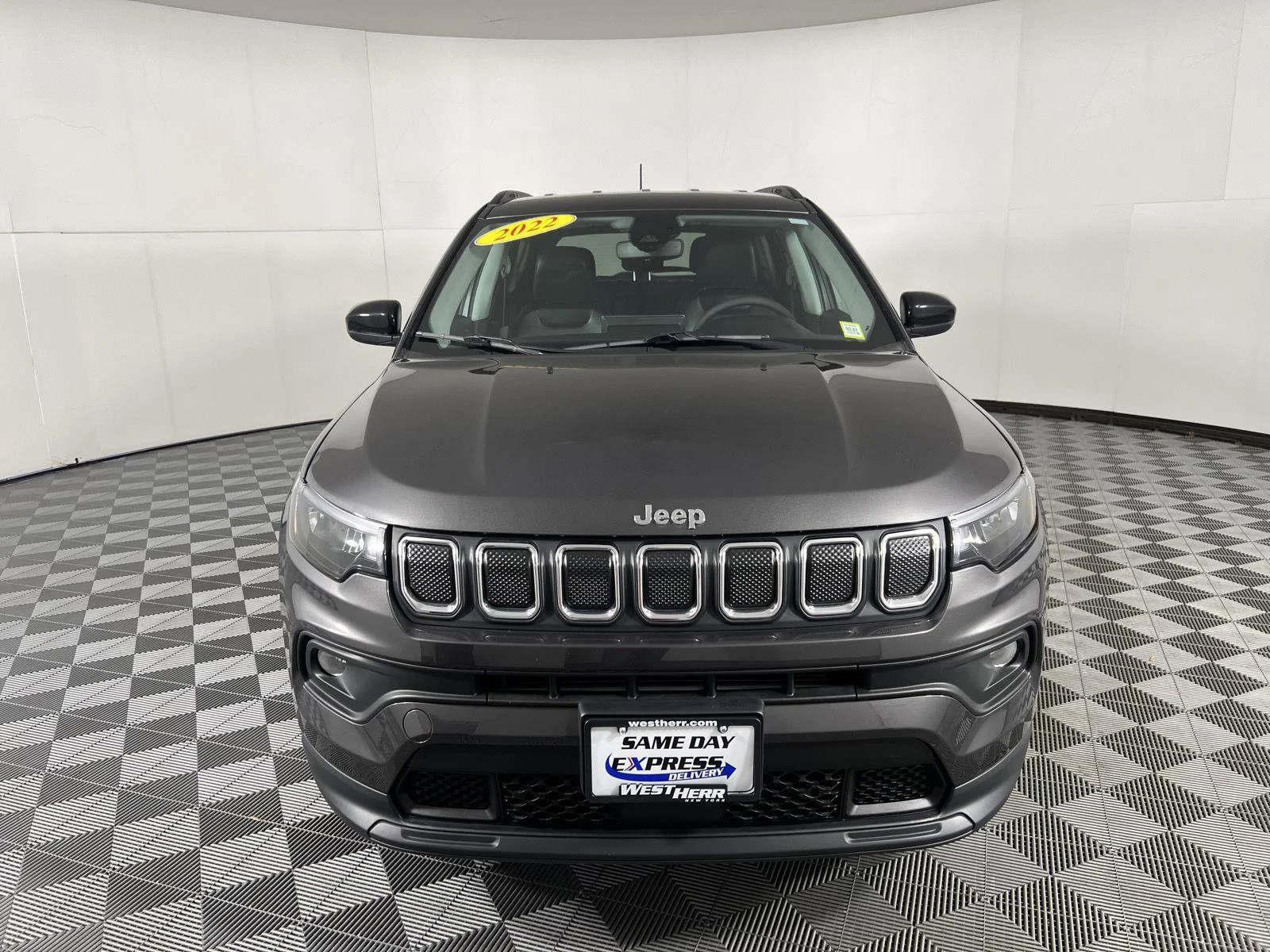 Used 2022 Granite Crystal Metallic Clearcoat Jeep Latitude image 12