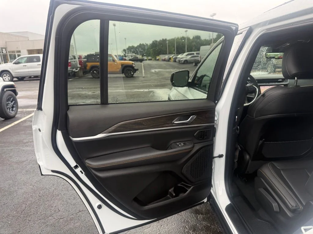 New 2026 Bright White Clear-Coat Exterior Paint Jeep  image 34