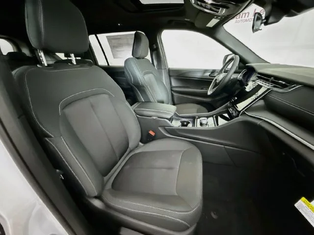 New 2027 White/off-white Jeep Laredo X image 28