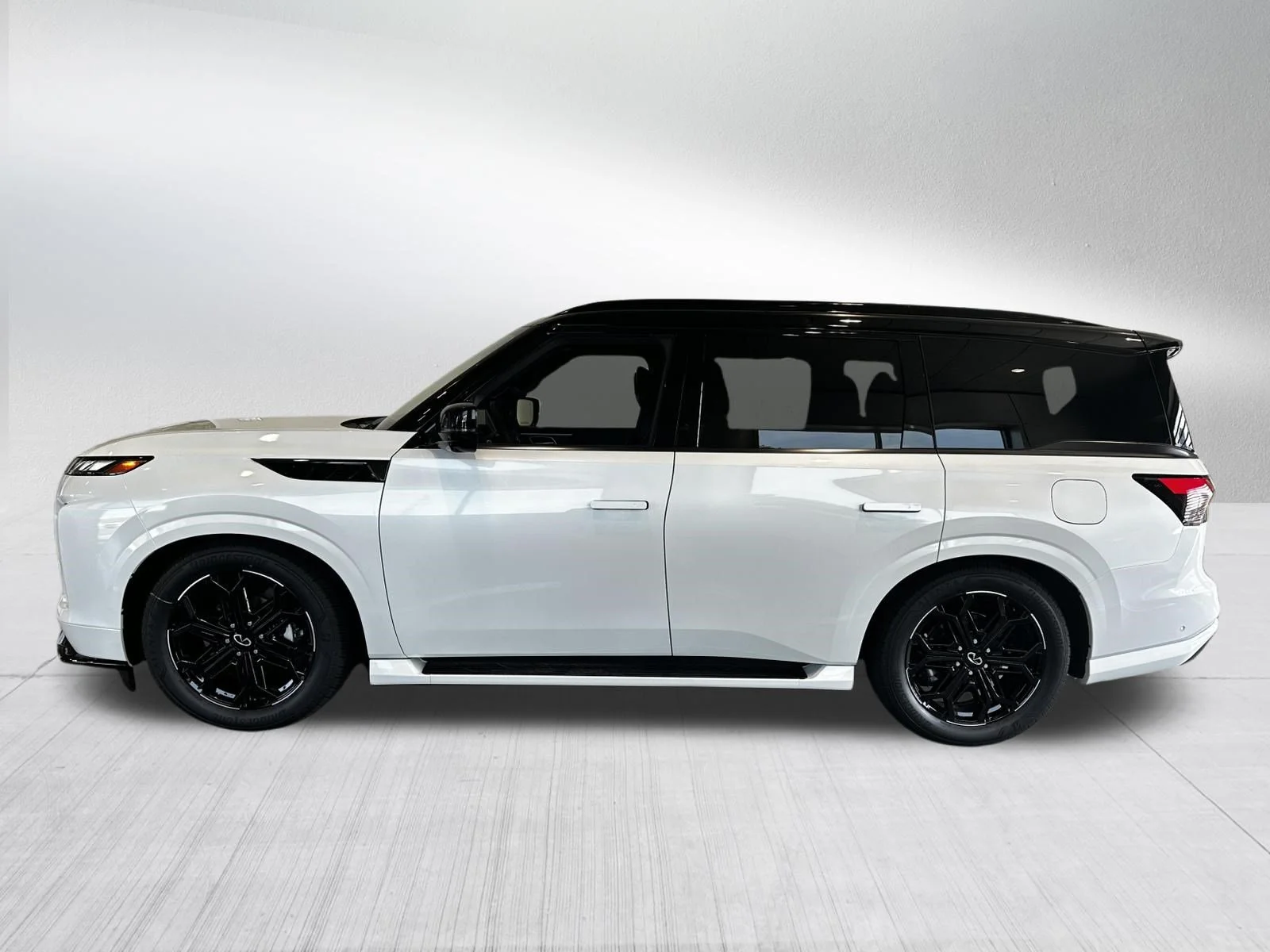 New 2027 2T RADIANT WHIT INFINITI Sport 4WD image 2