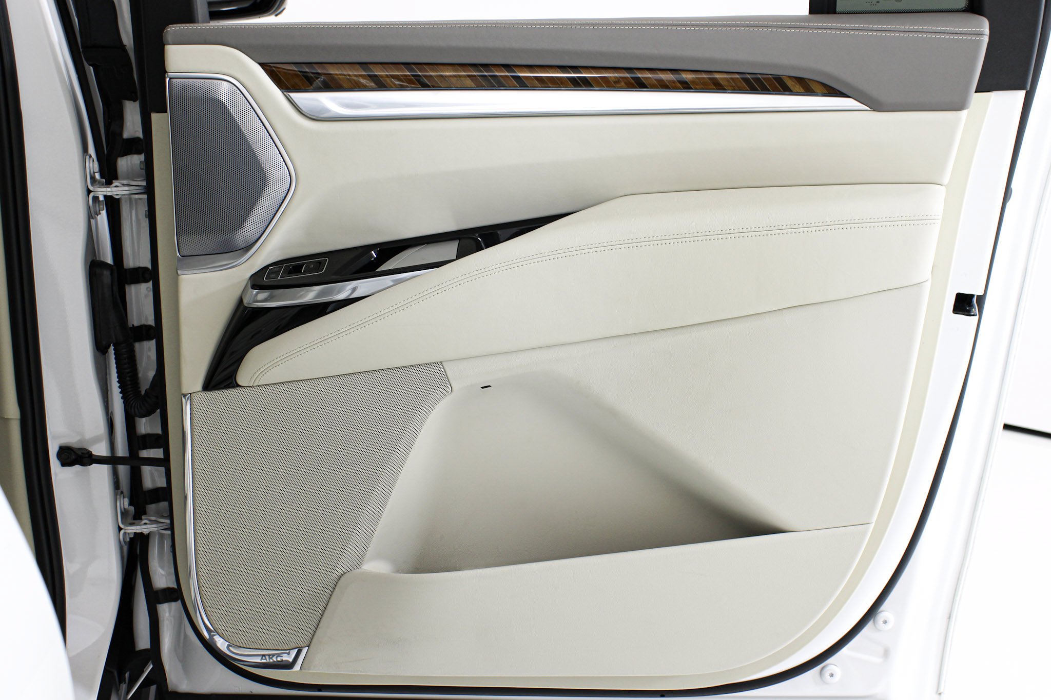 Used 2025 Crystal White Tricoat Cadillac Sport Platinum image 25