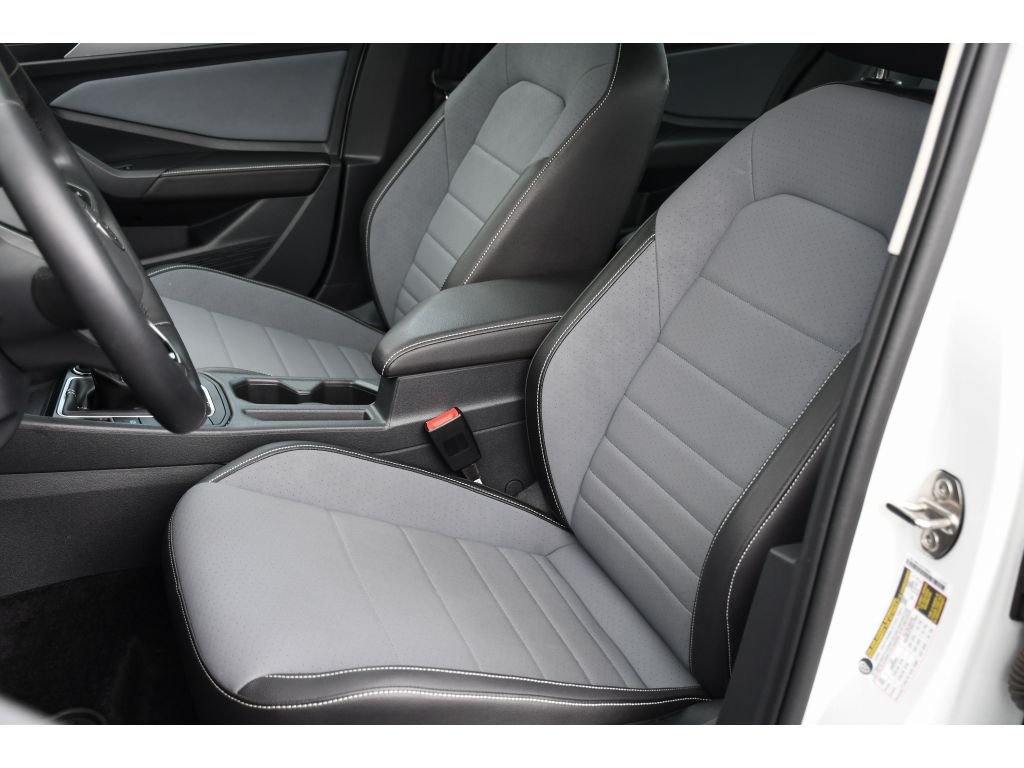 Used 2025 Opal White Pearl Volkswagen SE image 14