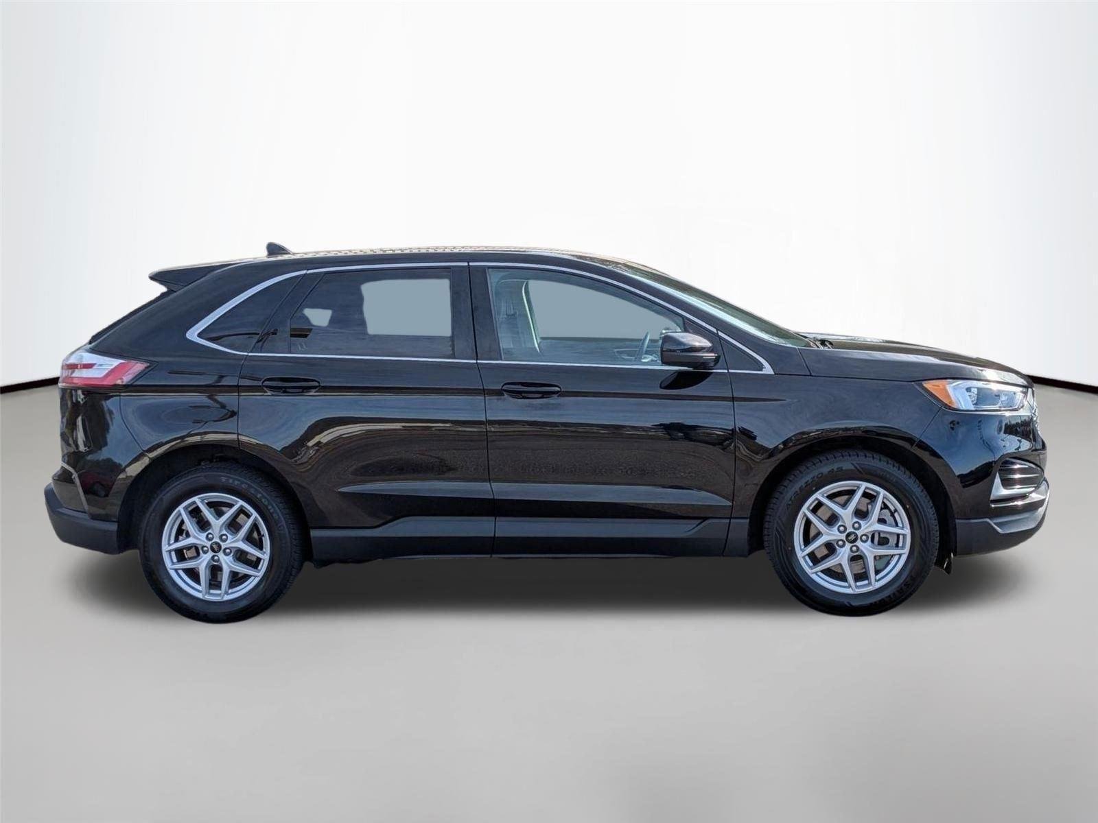 Used 2024 Agate Black Metallic Ford SEL image 4