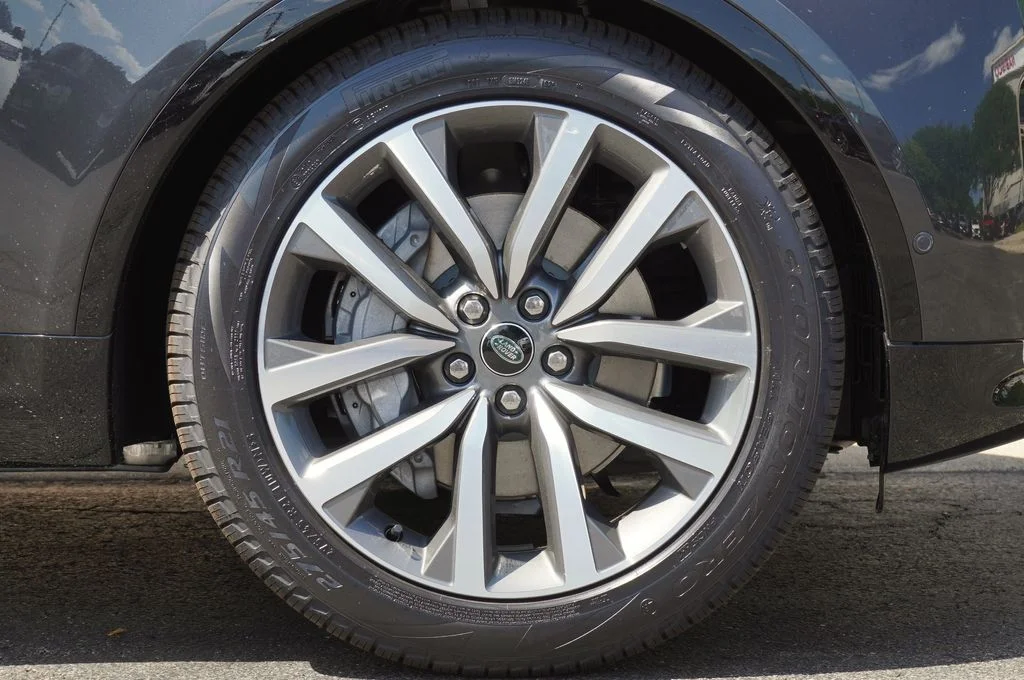 New 2026 Carpathian Grey Land Rover Dynamic SE image 8