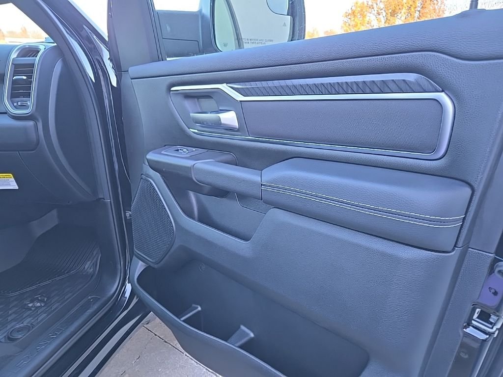 New 2026 Diamond Black Crystal Pearl-Coat Exterior Paint RAM Big Horn/Lone Star image 84