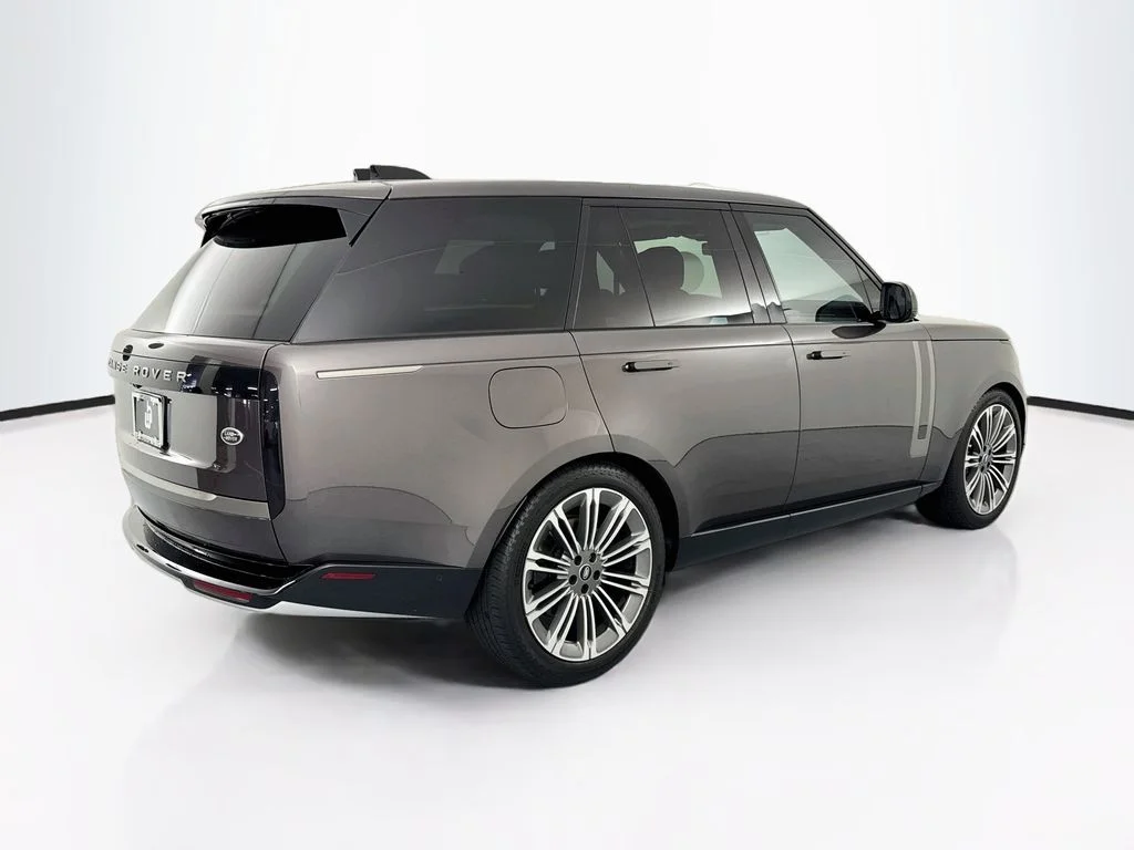Used 2022 Gray Land Rover SE image 5