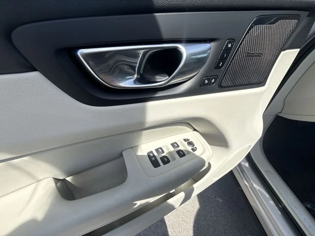 Used 2022 Silver Volvo B6 Inscription image 13
