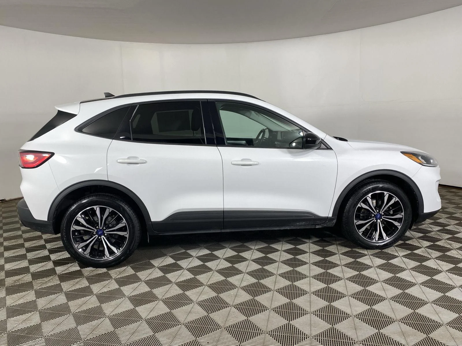 Used 2022 Oxford White Ford SE Hybrid image 8