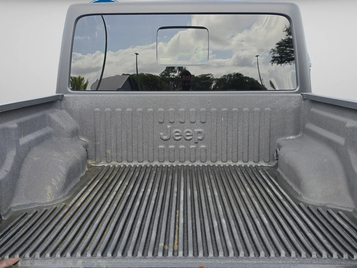 Used 2023 Sting-Gray Clearcoat Jeep Overland image 12
