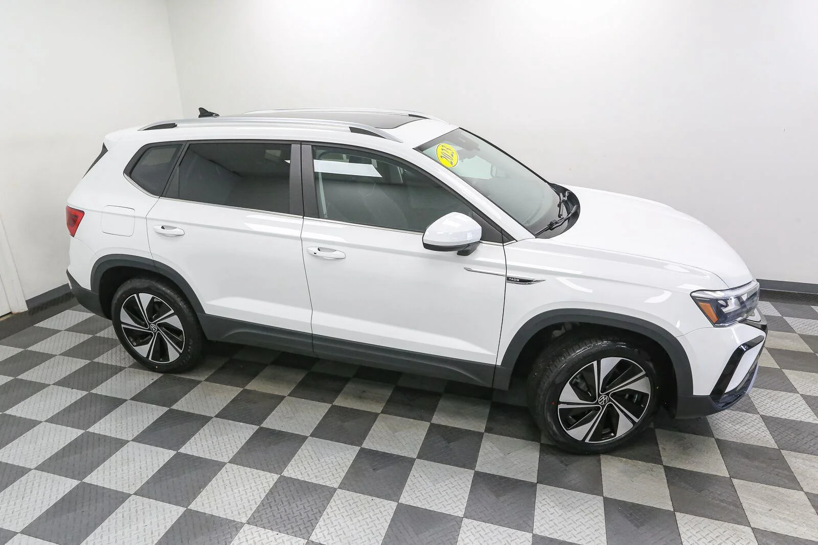 Used 2023 Pure White Volkswagen SE image 6