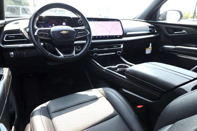 Used 2025 White Chevrolet LT image 9